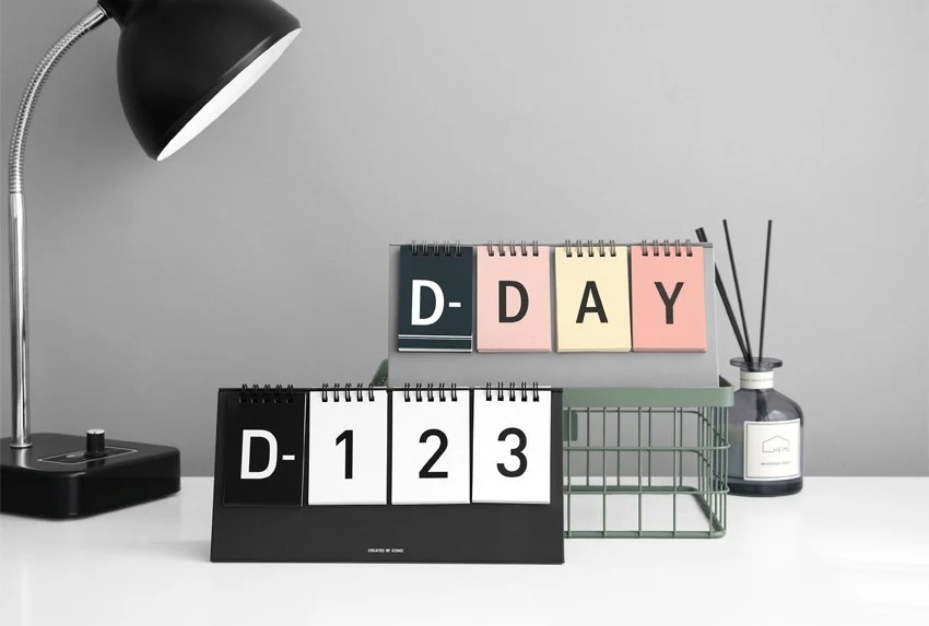 Iconic D-Day Desk Calendar – Perpetual Countdown & Date Tracker